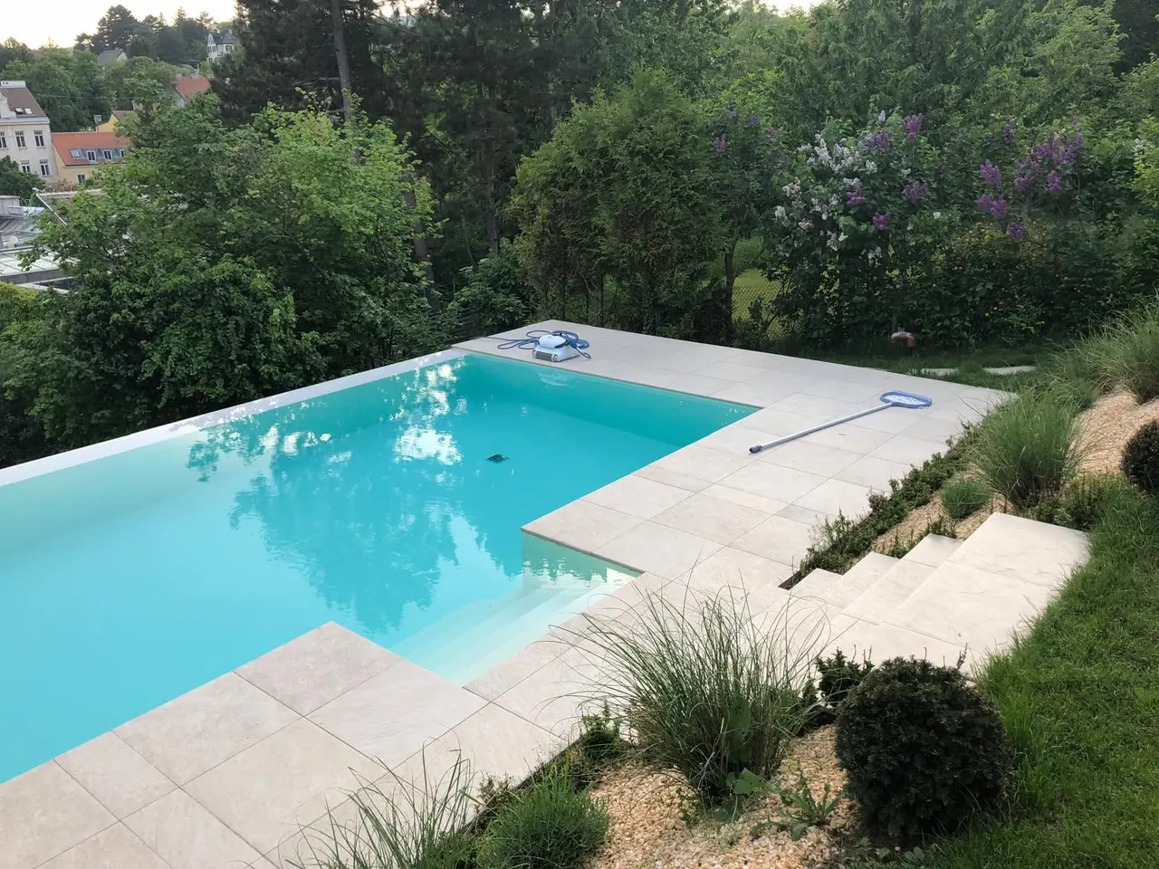 Überlauf-Pool in Hanglage mit Ausblick