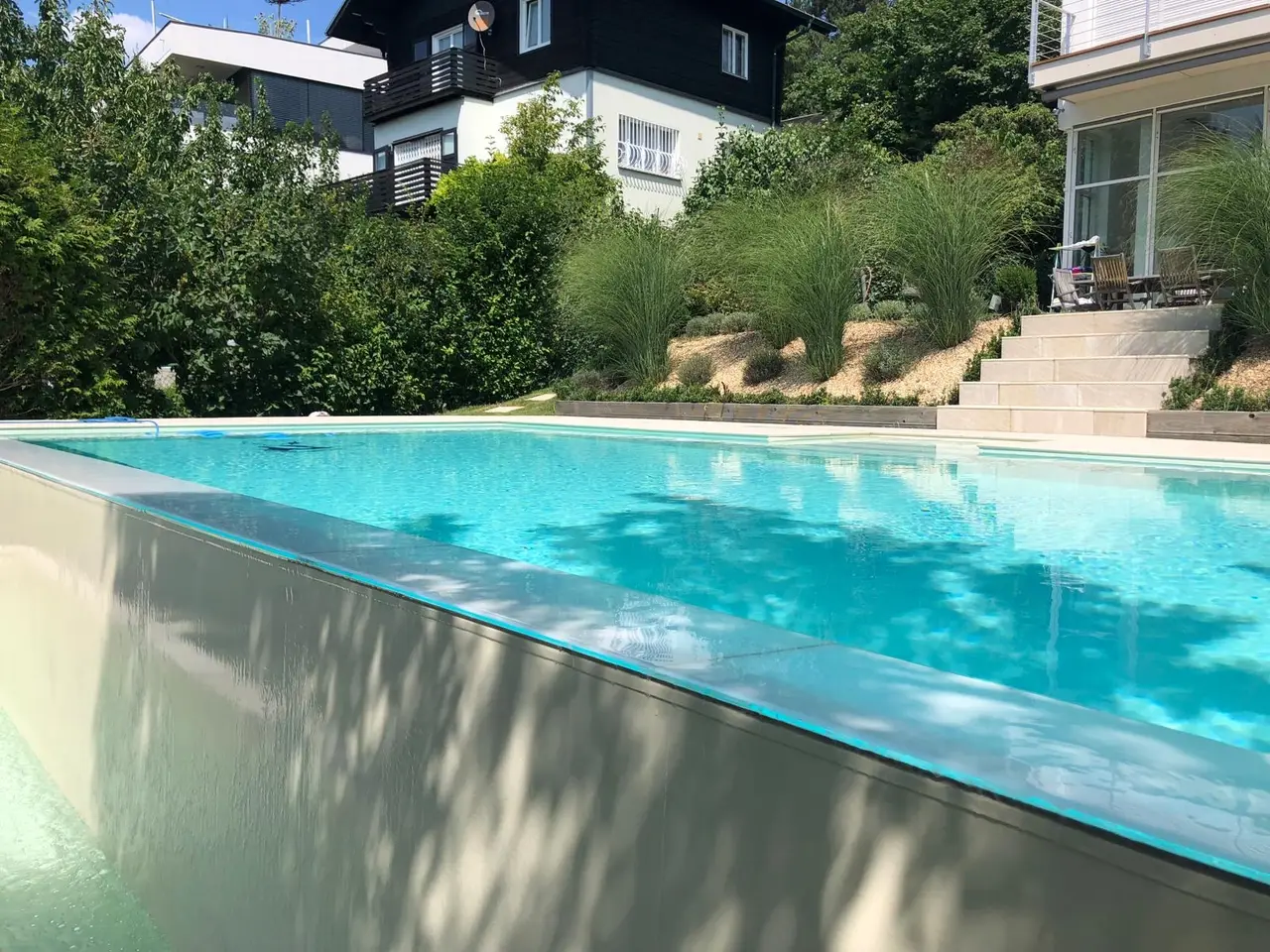 Pool mit umlaufender Überlaufkante am Hang