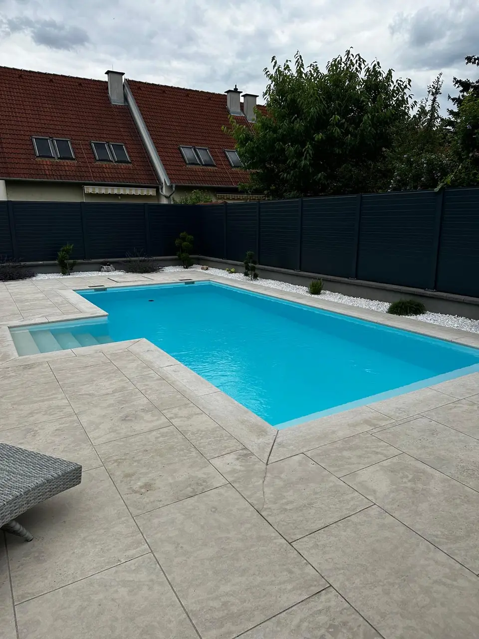 Pool mit Einstiegstreppe und Natursteinterrasse