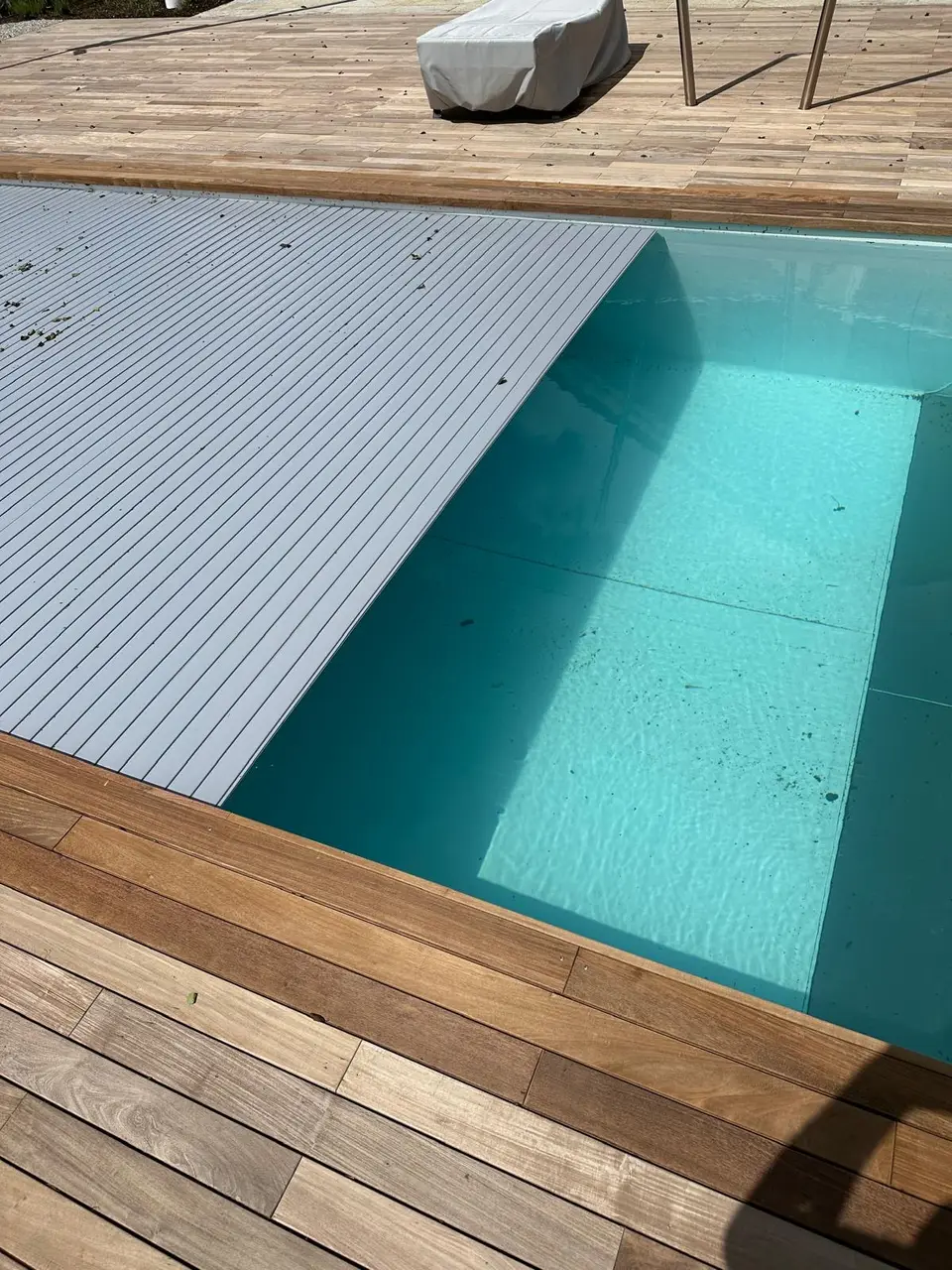Automatische Lamellenabdeckung über dem Becken