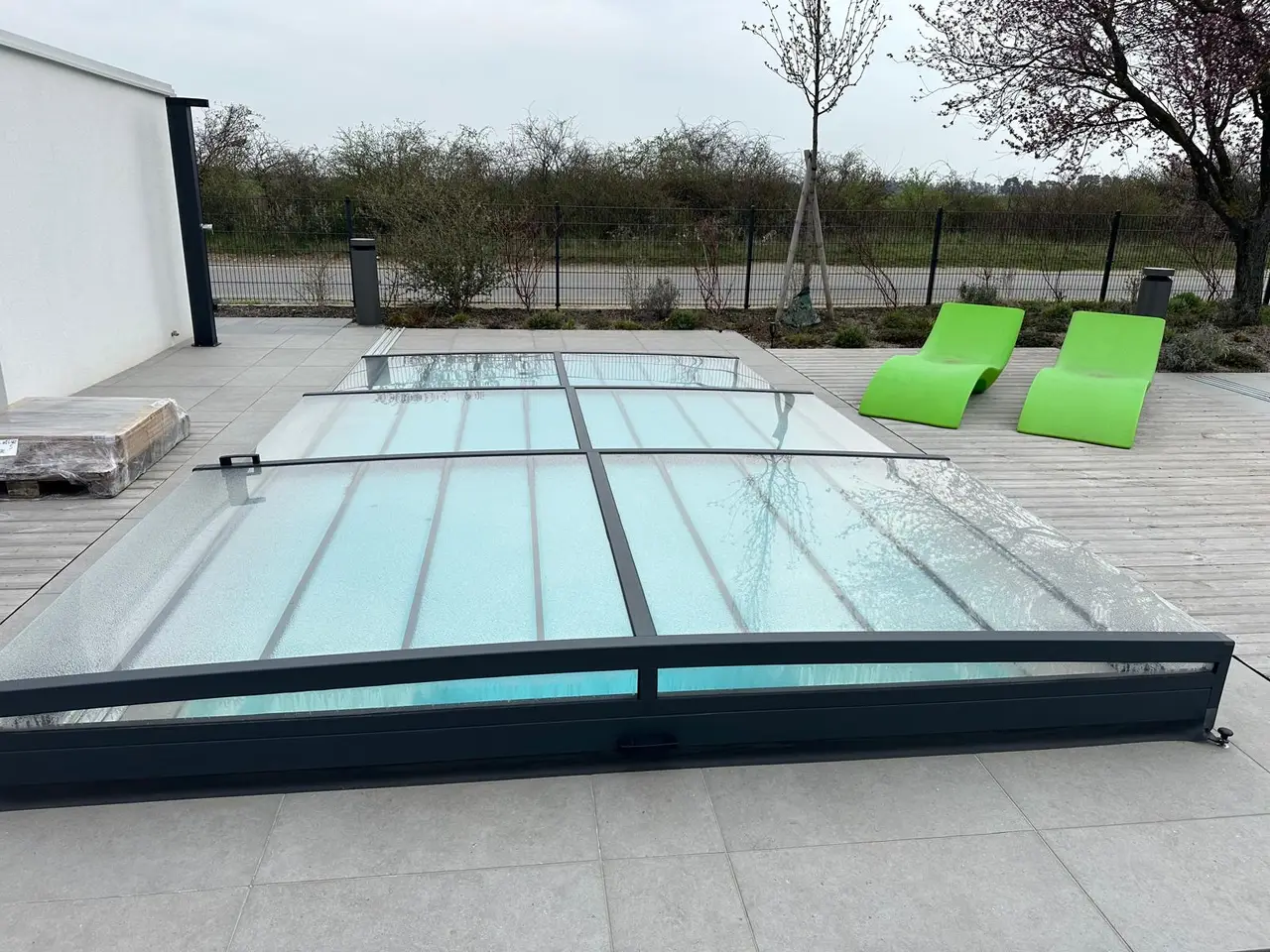 Flache Glasüberdachung über dem Schwimmbecken