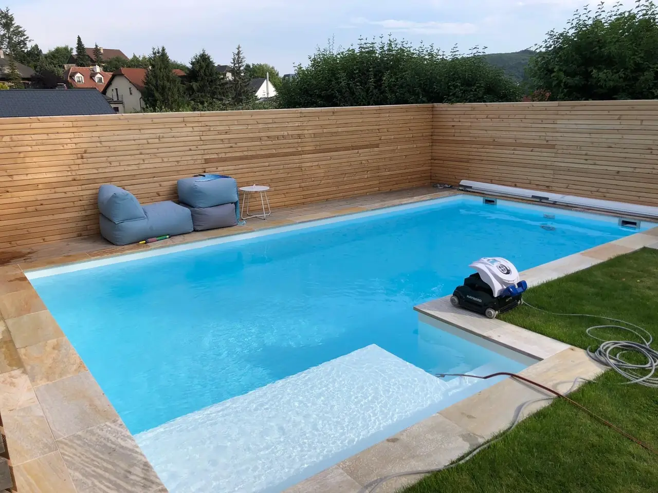 Pool mit Reinigungsroboter und automatischer Abdeckung
