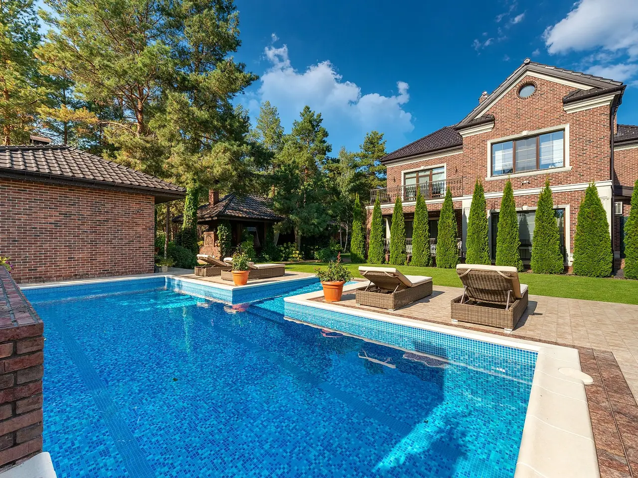 Mosaik-Pool mit Steinterrasse