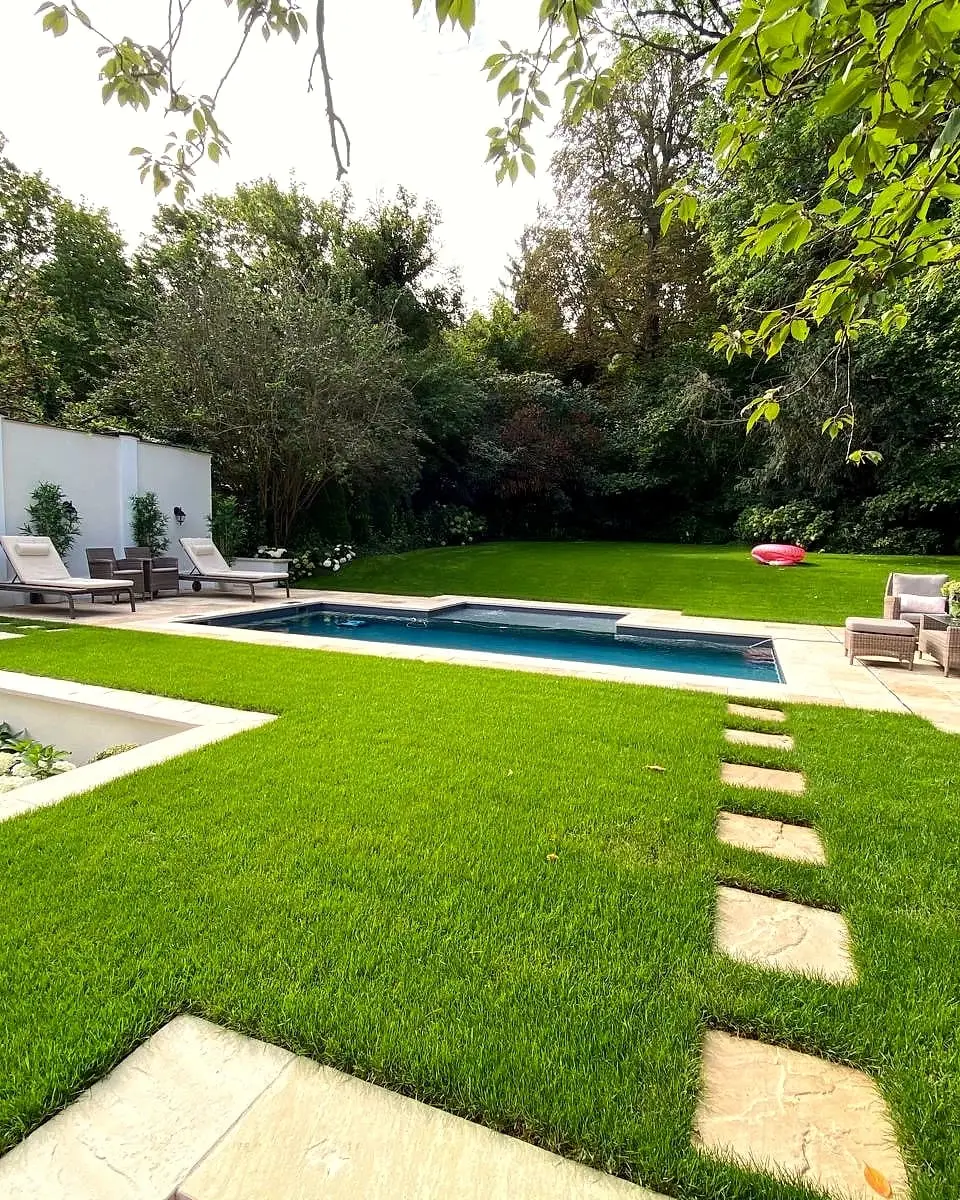 Ganzheitlich geplante Außenanlage mit Pool, Terrasse und Garten